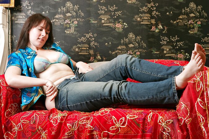 Tight bodied babe looks so perfect in every pose while teasing