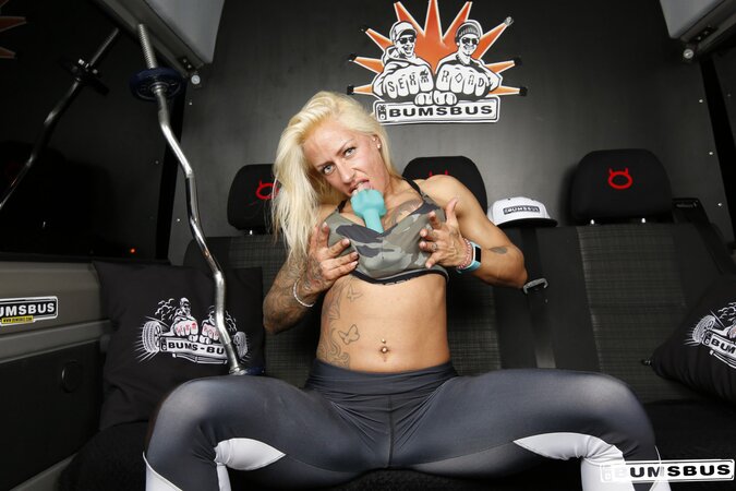 Sneaky seduction scene from a twisted fitness thot who fucks