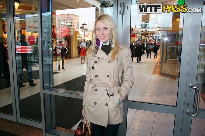 Charming blondie wants to get fucked in a really hot gallery