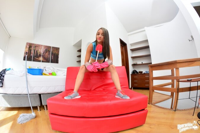 Nice chick showing her juicy ass and looking hot along the way