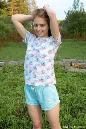 Two lezzies being kinky in an outdoorsy porn gallery with licking