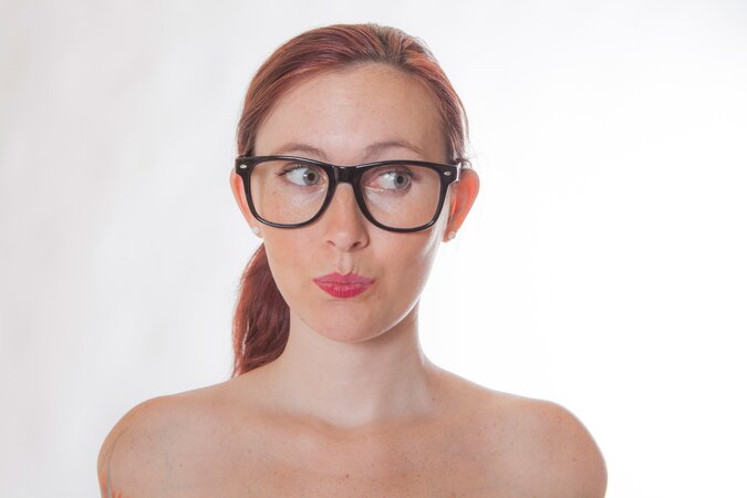 Redheaded babe shows off and looks cute as hell along the way