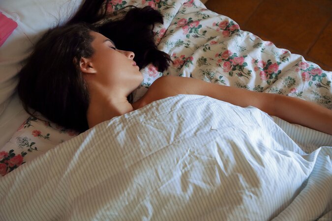 Brunette is ready to fuck that bedpost just because she is HORNY