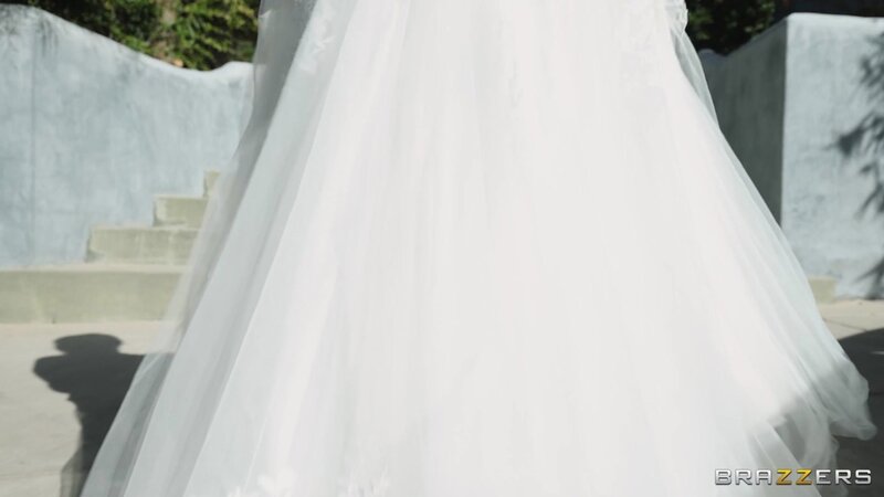 Bride keeps her outfit while getting double penetrated in the MFM