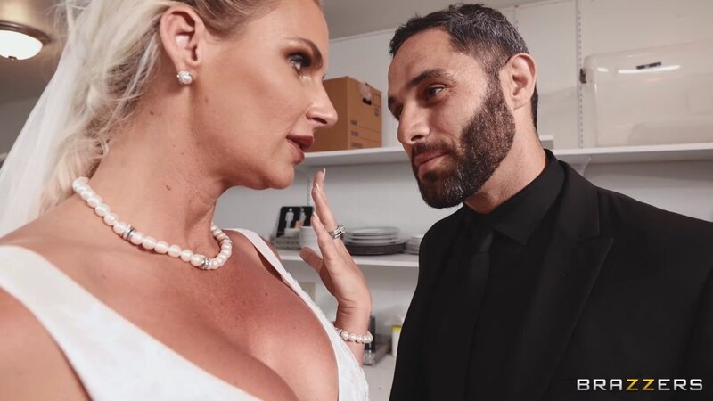 Bride keeps her outfit while getting double penetrated in the MFM