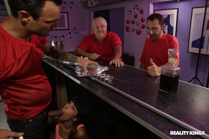 Inked Latina teen Kitty Carrera sucking the bartender while hiding