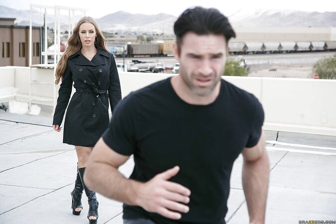 Gorgeous exhibitionist seduces man by flashing her body on the rooftop