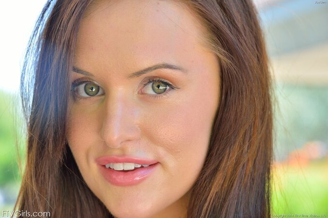 Stunner with a banging body plays with her petite figure