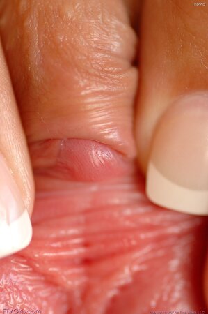 Glamourous starlet shows her gorgeous twat in a close up angle