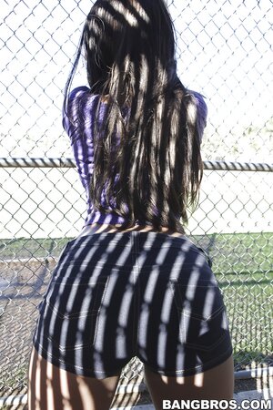 Cute black teen strips to demonstrate her big butt and a twat