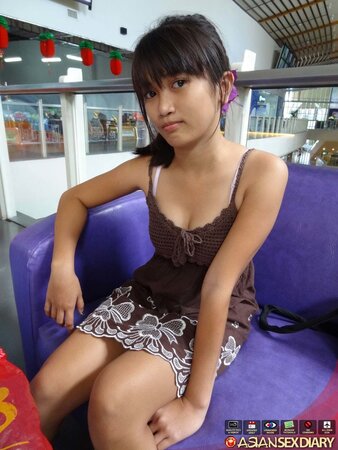 Asian schoolgirl Menchie’s first time taking a fat dick