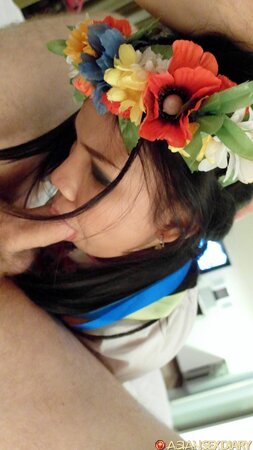 Ginta looks very natural while showing her pussy and such