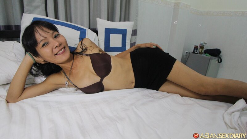 Hot and skinny babe shows her ass and prepares for hard sex