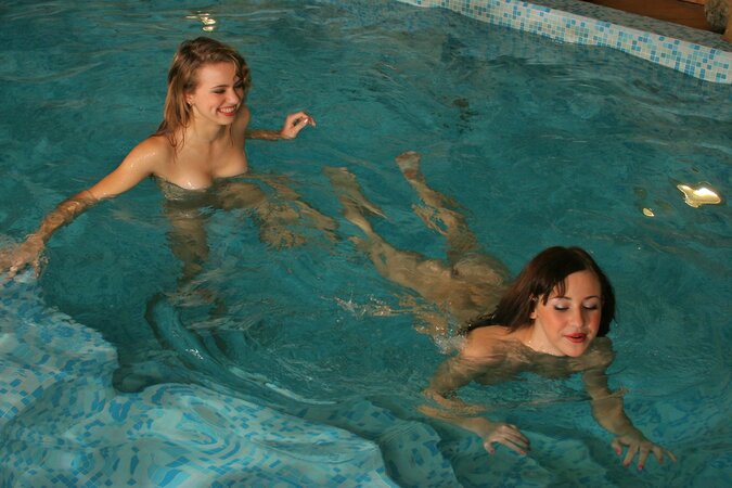 Sexy Sarrah & Vika D French kiss and fuck in the swimming pool