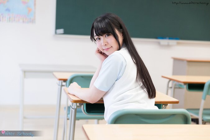 Bored Japanese teen finger fucks her kitty in the class