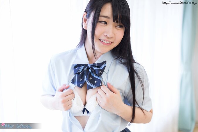 Bored Japanese teen finger fucks her kitty in the class