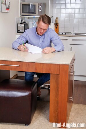 Pro whore secretary relaxes her horny boss on a lunch break