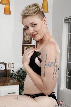 All natural blonde knows she has the most suckable toes and pussy