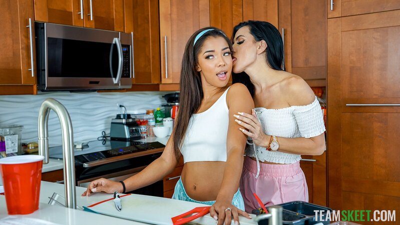 Tight body babes decide to arrange a stepfam FFM fuck sesh