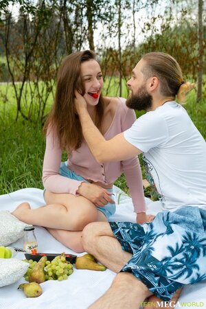 Beautiful gf tastes her lover's dick and balls on a picnic