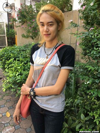 Shy Asian spreads her legs to have fun with a foreigner's dick