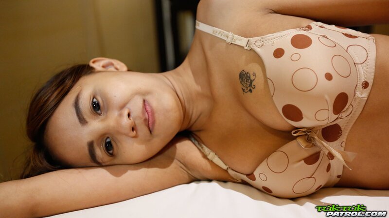 Edgy Thai babe named Puy is going to smoke and tease in overalls