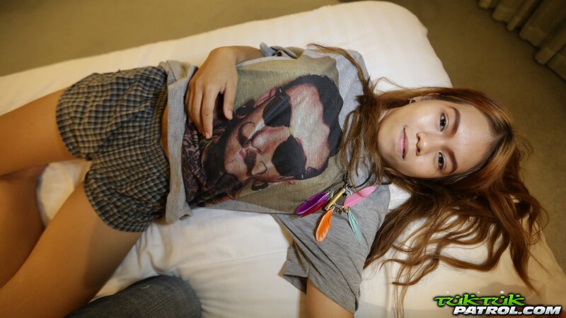 Asian beauty Fresh Muay wants to showcase her adorable body