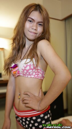 Asian beauty Fresh Muay wants to showcase her adorable body