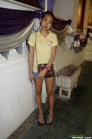 Thailand hottie with a tight body shows her wet Asian hole