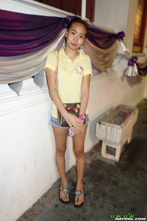 Thailand hottie with a tight body shows her wet Asian hole