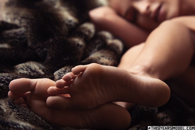 Thin blonde Emma Hix is going to show her pussy on that rug