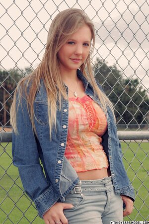 Natural boobs blondie playing around and smiling at you too