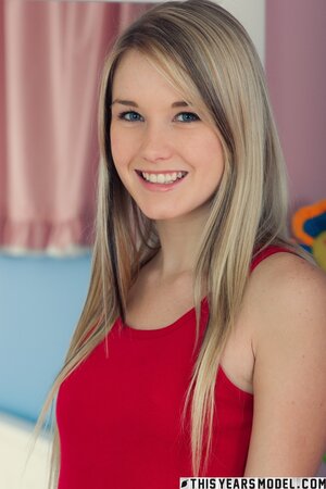 Seductive teen gives a great view of her fat ass and a wet cunt