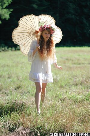 Angelic fairy blesses us with a seductive view of her naked body