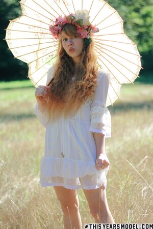Angelic fairy blesses us with a seductive view of her naked body