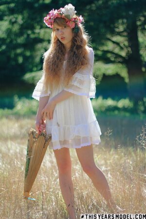 Angelic fairy blesses us with a seductive view of her naked body
