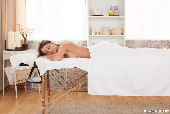 Tiny teenage hottie opts for anal sex with her massage therapist