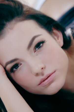 Dark hair babe showing her good looking nips and a pretty face