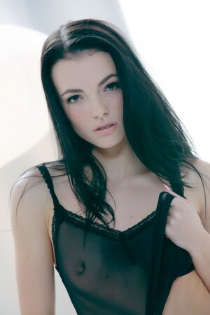 Dark hair babe showing her good looking nips and a pretty face