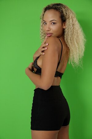 Leggy Asian girl with a sexy pussy takes regular degular BWC