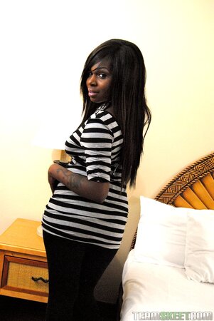 Tatiyana Foxx strips to flaunt her black nipples and wet pussy