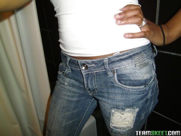 Sweet Millian Blaze gets all naked for her bathroom selfies