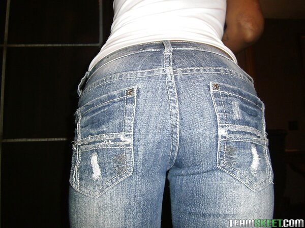 Sweet Millian Blaze gets all naked for her bathroom selfies