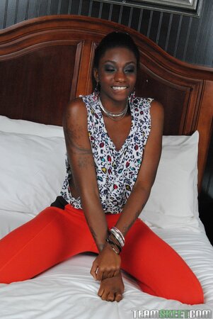 Black MILF Jayla Dream turns around to let us check out her ass