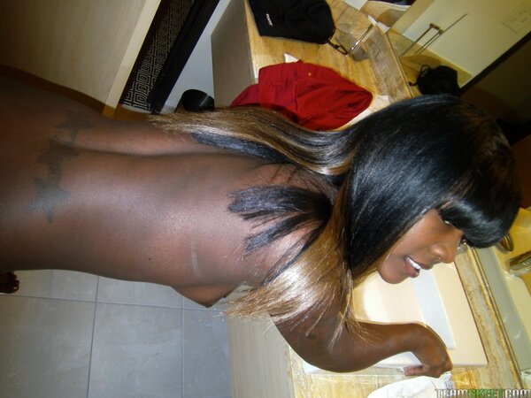 Gullible African teen’s fat ass and big tits pics get leaked