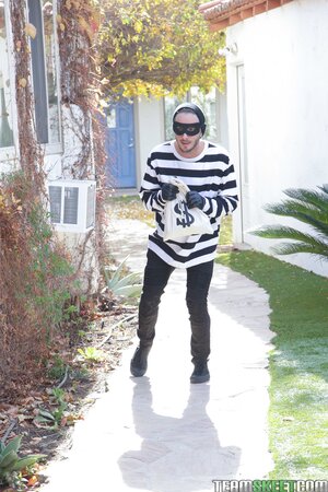 Blonde MILF Daisy Stone punishes a robber with her merciless cunt