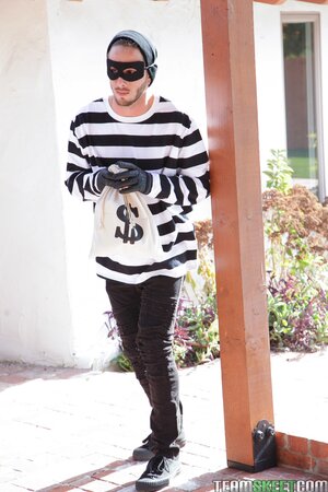 Blonde MILF Daisy Stone punishes a robber with her merciless cunt