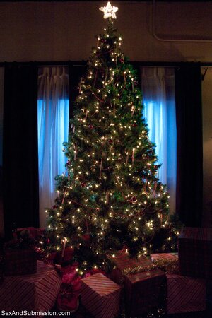 With an almost desperate need, the man's cock is going to pillage