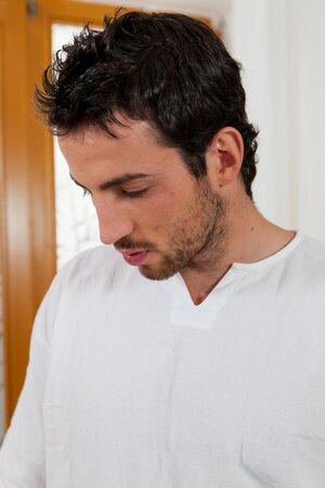 Smoldering brunette flaunts her figure to get you hard too