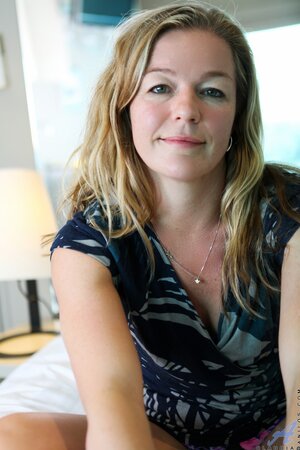 Shakira May shows her tasty ass and just looks like a STAR